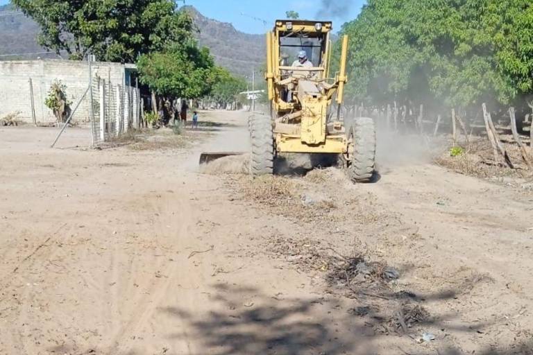 Nivelan calles en Tecualilla con apoyo público y privado