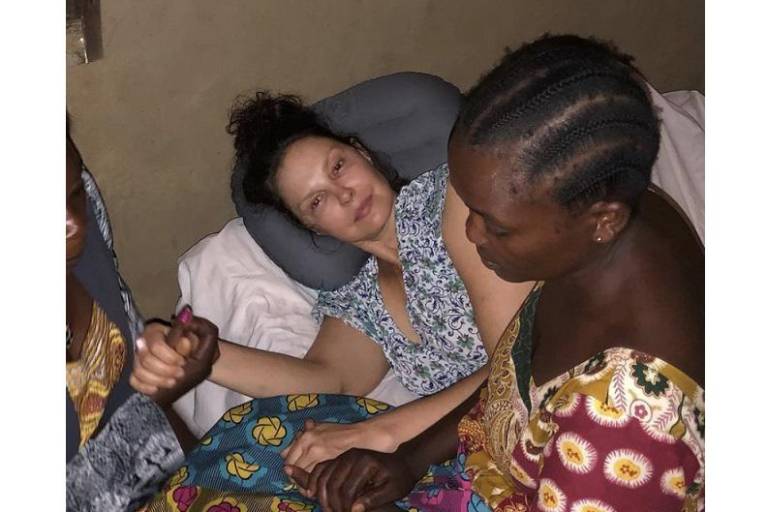 Imágenes de la odisea de Ashley Judd para salir de la jungla y llegar a un quirófano, después de romperse la pierna