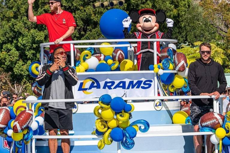 Cooper Kupp, Aaron Donald y Matthew Stafford celebran en Disneyland, en Anaheim