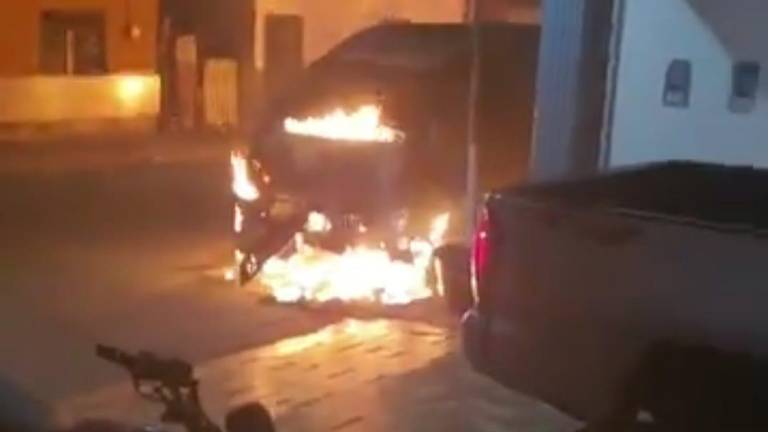 Una de las unidades arde a las afueras de la vivienda del ex Alcalde escuinapense.