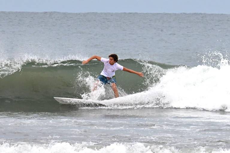 Dominan el mar en el municipal de surf, en Mazatlán