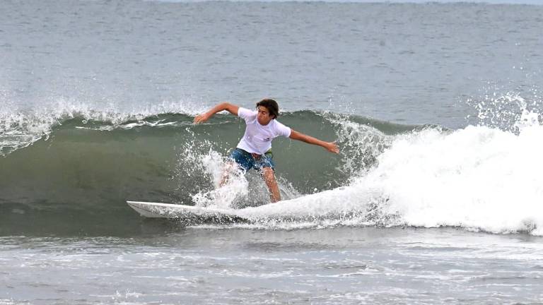 Los surfistas demostraron sus mejores maniobras sobre las olas.