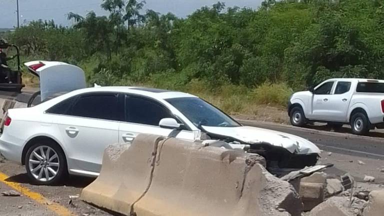 La volcadura de un camión grúa sobre el muro de contención central de la autopista Mazatlán-Culiacán, en el municipio de Elota, dejó tres personas lesionadas.