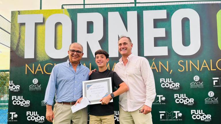 Jerónimo Velazco recibe un reconocimiento y un incentivo.