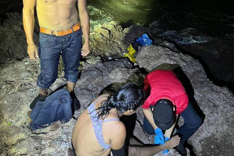 Se meten al mar de noche en Mazatlán; rescatan a dos y uno más desaparece