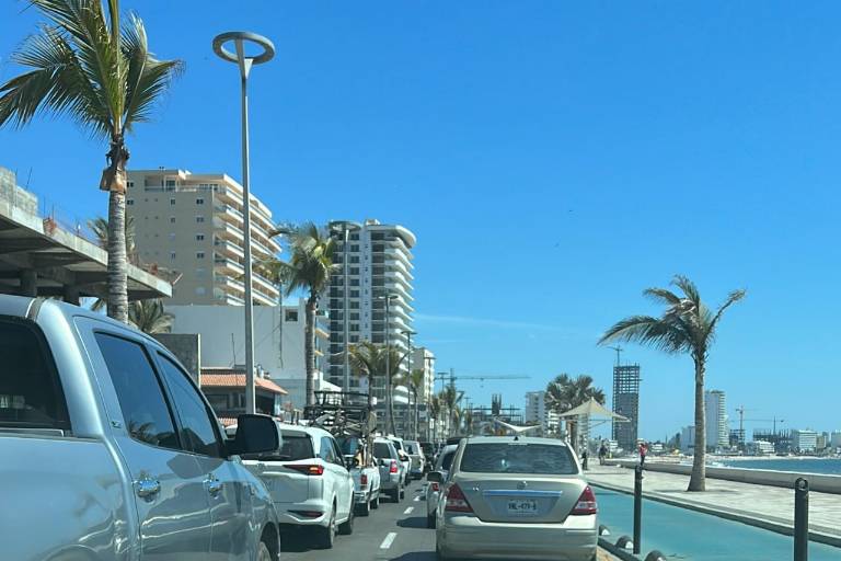 Cierran Avenida Leonismo Internacional y ocasiona caos vial por rutas alternas