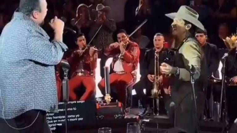 Pepe Aguilar y Christian Nodal cantaron ‘Por mujeres como tú’.