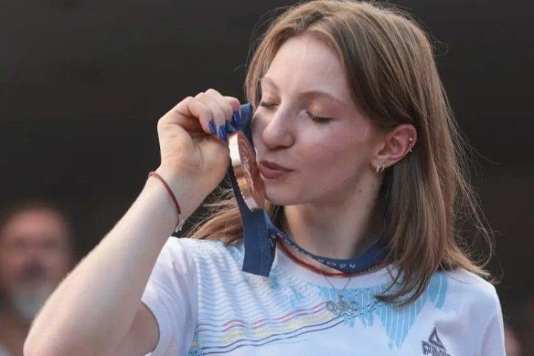 Gimnasta rumana recibe medalla quitada a Jordan Chiles