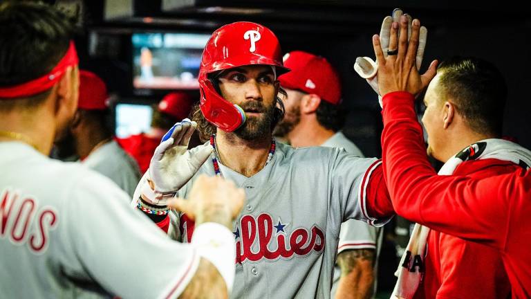 Bryce Harper produjo una de las carreras de los Filis con jonrón.
