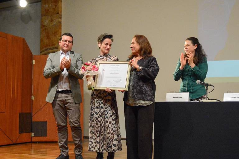 Gabriela Jáuregui recibe el Premio Bellas Artes de Narrativa Colima 2023