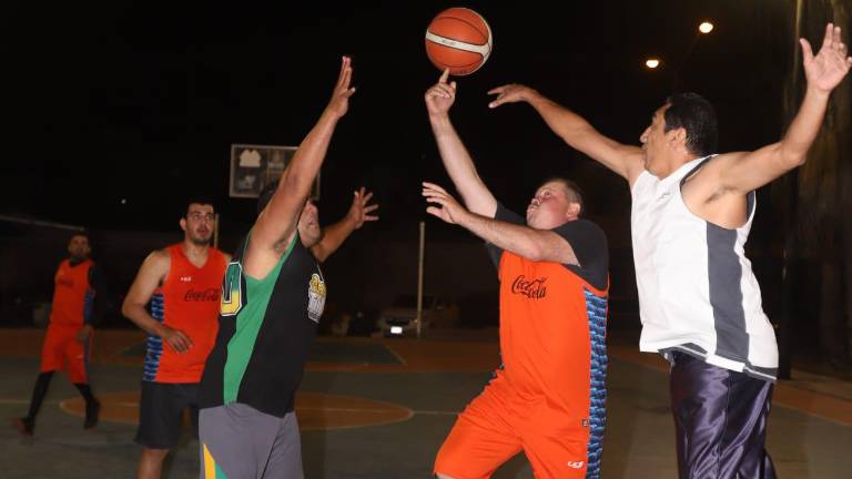 Las acciones de la Liga Empresarial de baloncesto siguen su curso sobre la cancha Ángel Flores.