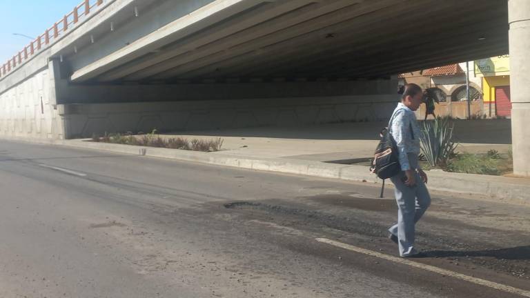 La calle lateral es usada diariamente por decenas de unidades del transporte urbano al servicio de la población de diversas colonias de los alrededores.