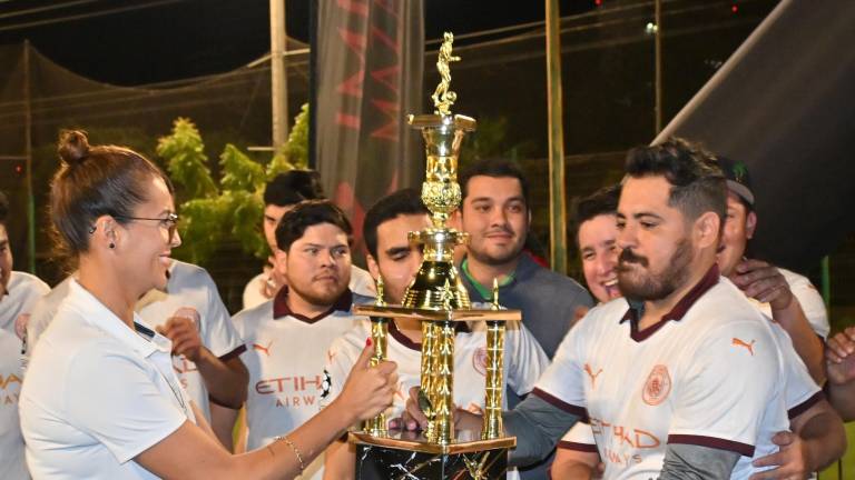 Perros FC recibe el trofeo que los acredita como campeones de la Segunda de Ascenso en el Kilómetro Cero.