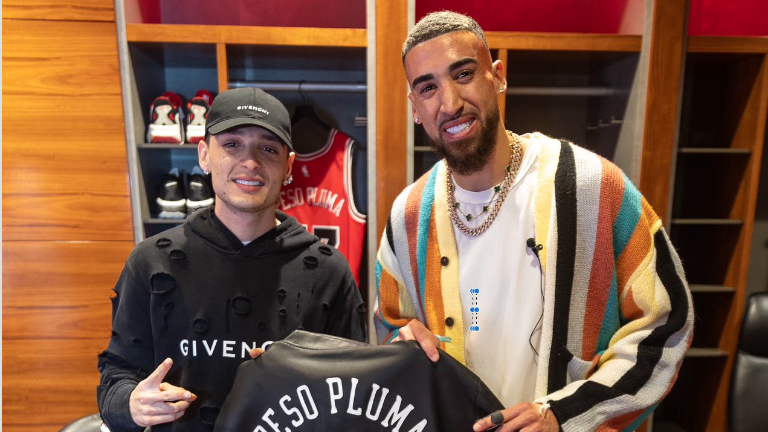Peso Pluma visita las instalaciones de los Bulls de Chicago.