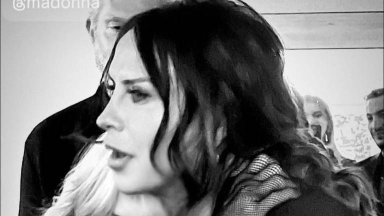 Gascón compartió una fotografía en la que la Reina del Pop la abraza fuertemente.