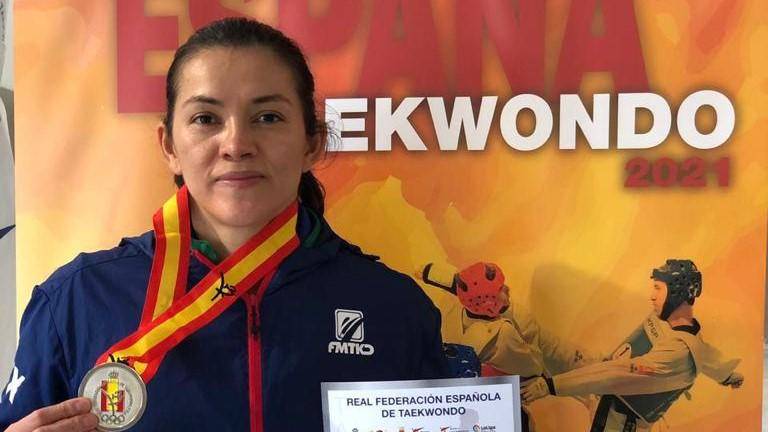 María del Rosario Espinoza muestra su medalla de plata.