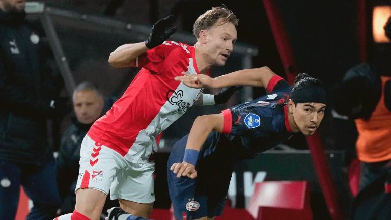 El sinaloense Érick Gutiérrez poco pudo hacer para evitar la derrota del PSV Eindhoven.