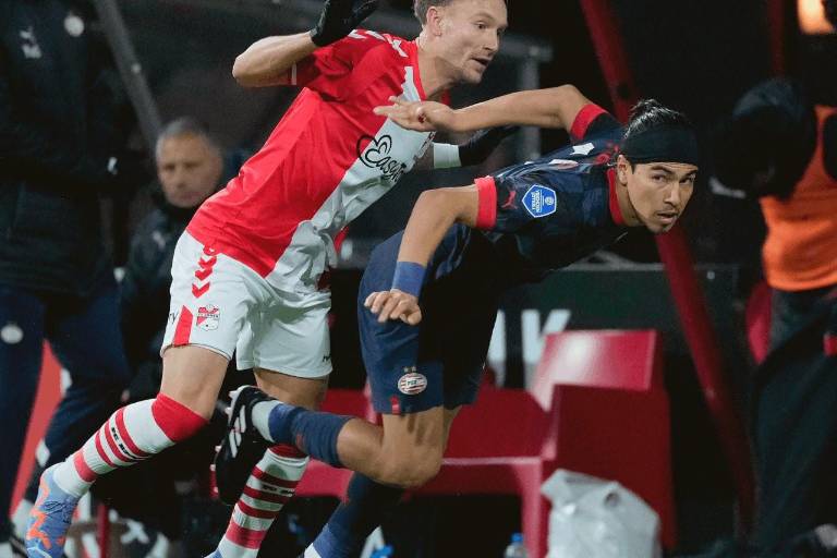 PSV tropezó y perdió la opción de alcanzar al líder
