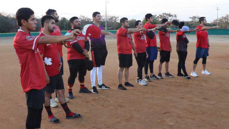 Los jugadores rinden la protesta deportiva.