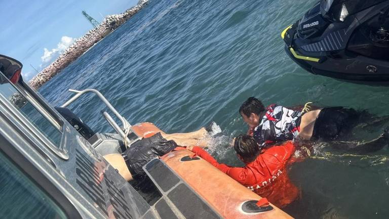 Personal de rescate y salvamento acuático atendió a dos pescadores en las escolleras de la Isla de Chivos, en Mazatlán.