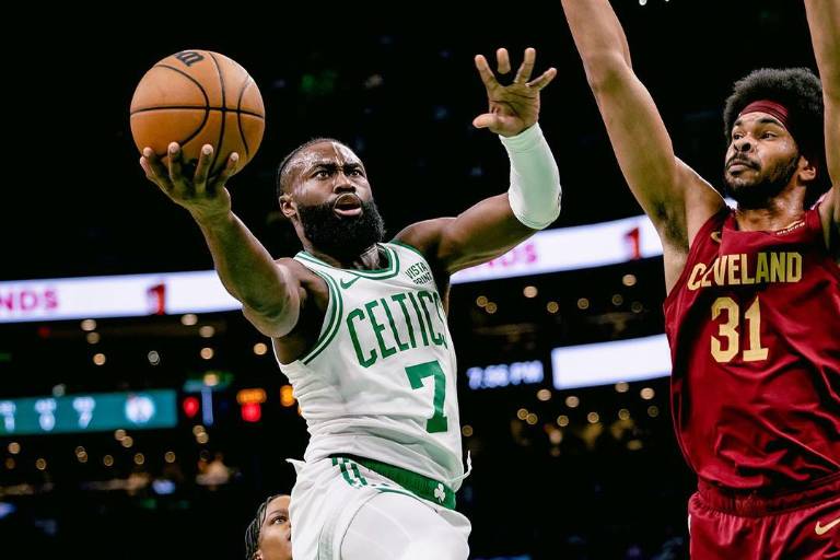 Los Celtics se imponen a los Cavs, gracias a Tatum y Brown