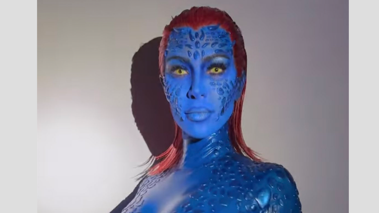 Kim Kardashian se disfraza de Mystique para disfrutar la fiesta de Halloween.