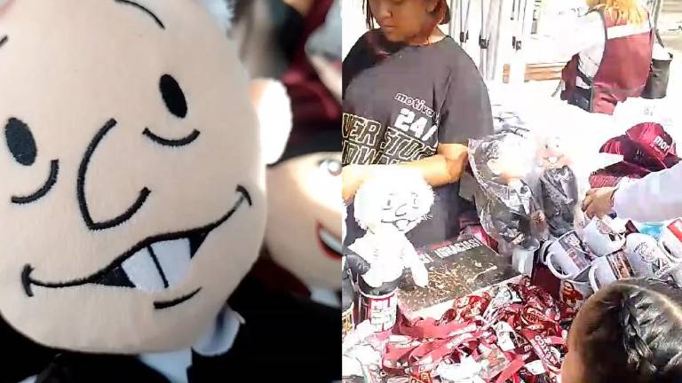 Los peluches de AMLO son los más buscados por los niños en los puestos.