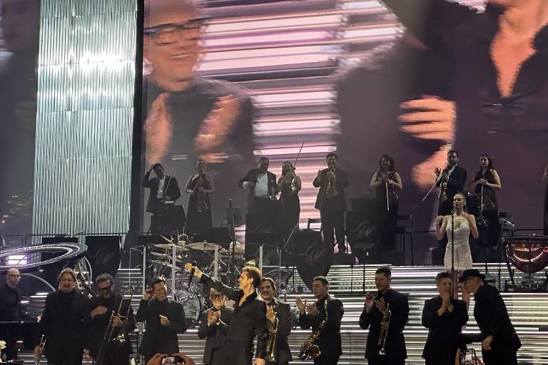 Luis Miguel saluda a Peso Pluma y a Nicki Nicole en su concierto