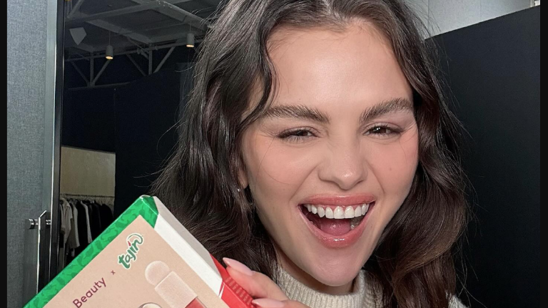 Selena Gomez realiza colaboración de su empresa Rare Beauty con la marca de chilito mexicano Tajín.