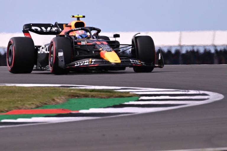 Lewis Hamilton gana GP de Gran Bretaña; ‘Checo’, sin puntos de nuevo