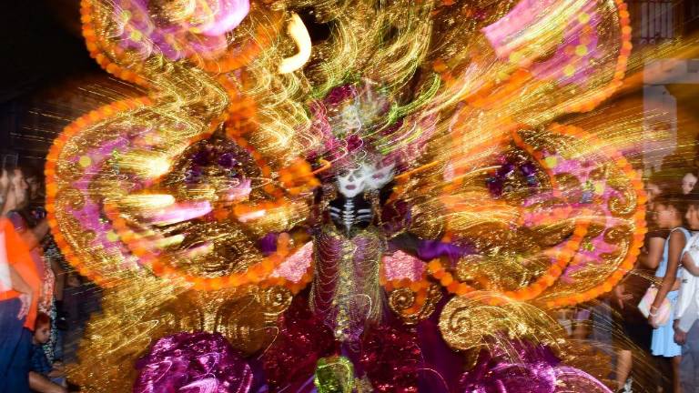 La catrina encabeza la tradicional callejoneada por el Centro Histórico de Mazatlán.
