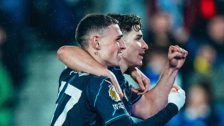 Phil Foden y Julián Álvarez festejan.