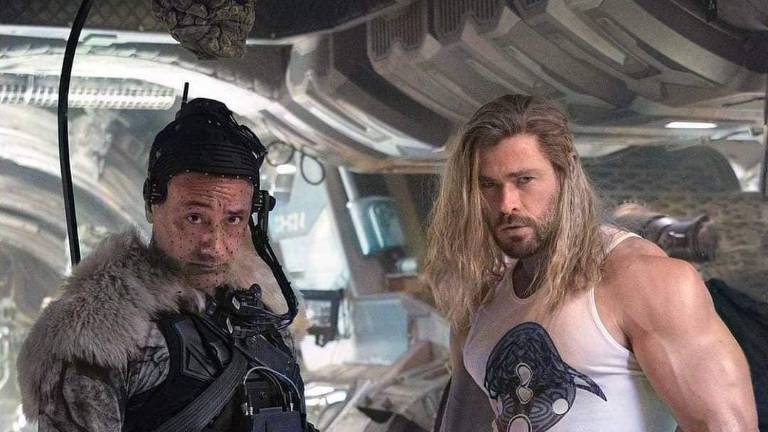 Taika Waititi y Chris Hemsworth.