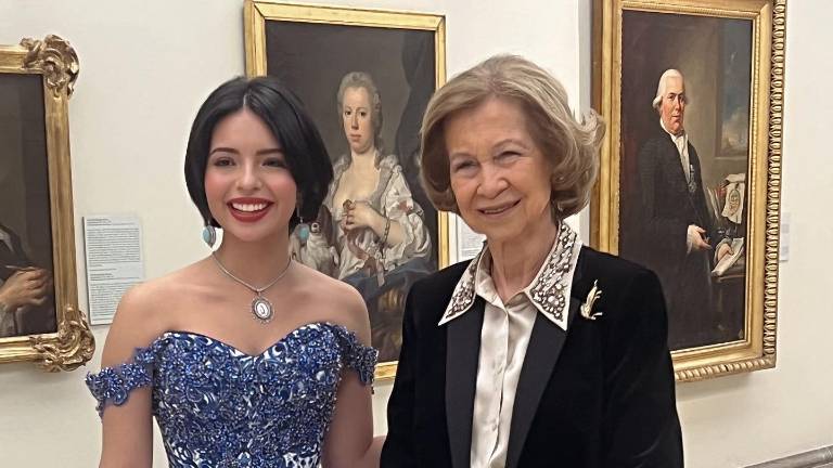 Ángela Aguilar junto a la reina Sofía de España.