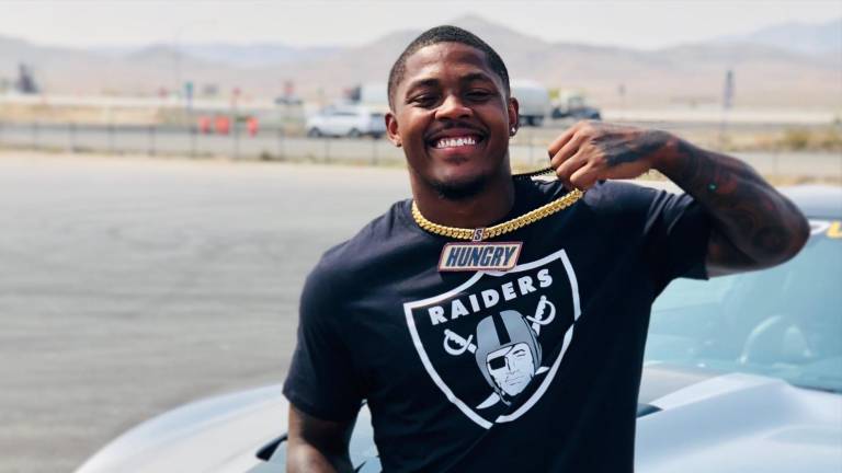 Josh Jacobs acuerda otro año con Raiders.