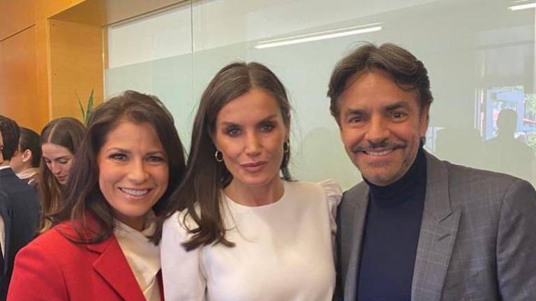 Alessandra Rosaldo, su majestad Letizia de España y Eugenio Derbez.