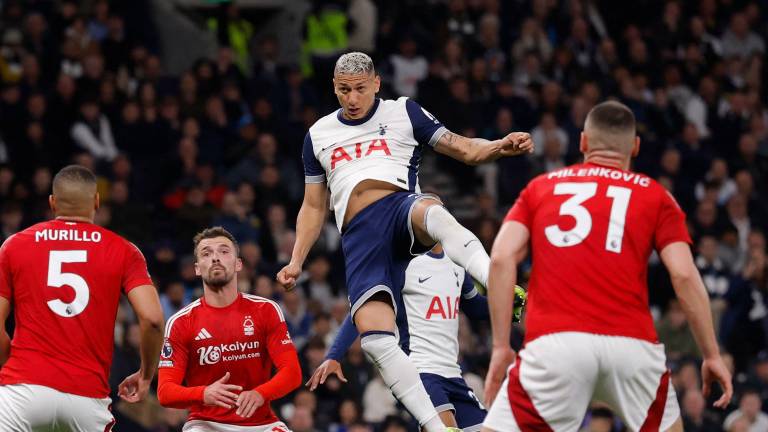 Tottenham no pudo darle alcance en el marcador al Nottingham Forest y sufrió el revés en casa.