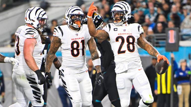 Joe Mixon (28) logró par de anotaciones por la vía terrestre para los Bengals.