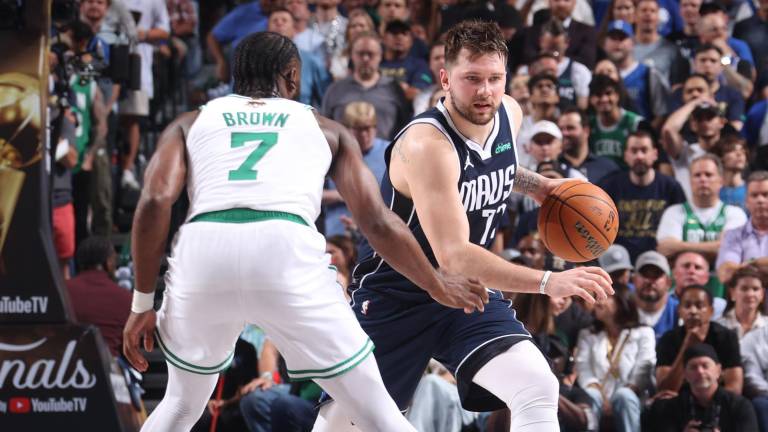 Luka Doncic resurgió con 29 puntos en Las Finales y le dio a los Mavs su primera victoria de la serie.