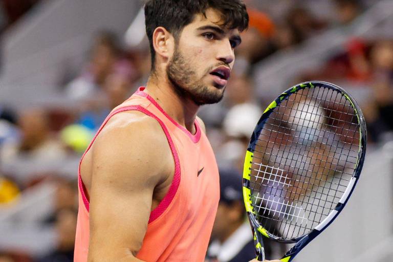 Alcaraz vence a Medvedev y espera rival en la final de Pekín