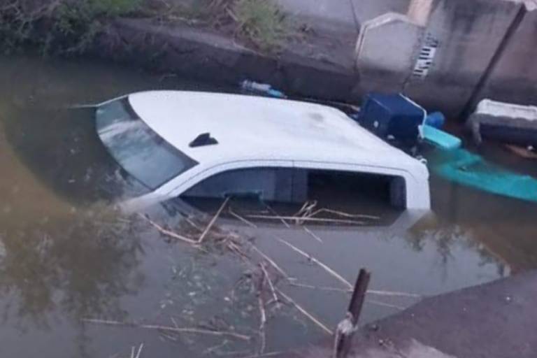 Localizan a un hombre sin vida dentro de camioneta sumergida en canal de riego en El Fuerte