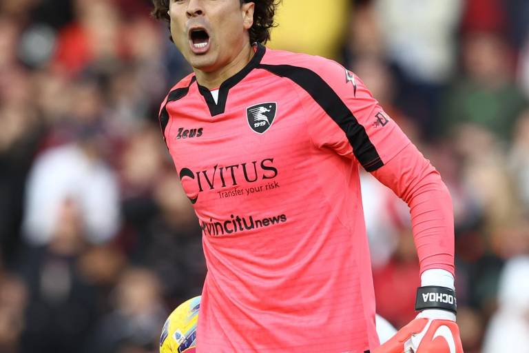 Memo Ochoa luce pese a derrota del Salernitana ante el Napoli
