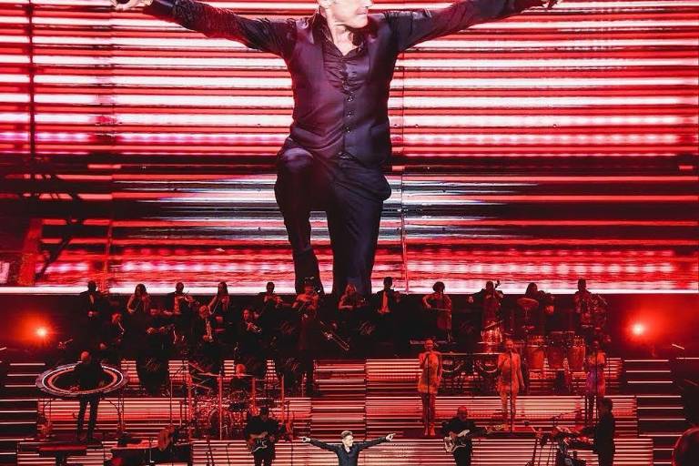Luis Miguel regala flores a Carolina Herrera en su concierto en Nueva York