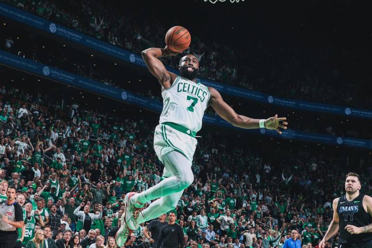 Celtics vuela alto en casa y se lleva el primer juego de las Finales de la NBA