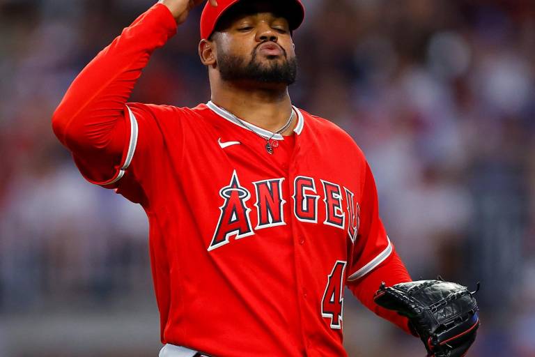 Reynaldo López firma con Bravos por tres campañas