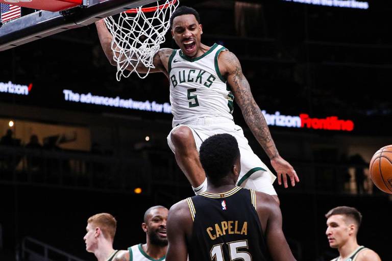Bucks derrota a Hawks en regreso de Antetokounmpo