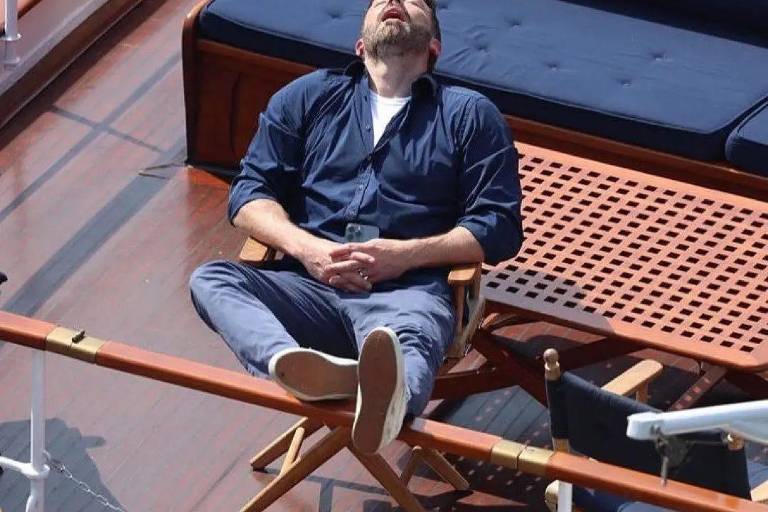 Captan a Ben Affleck dormido en su luna de miel con Jennifer Lopez; foto se hace viral