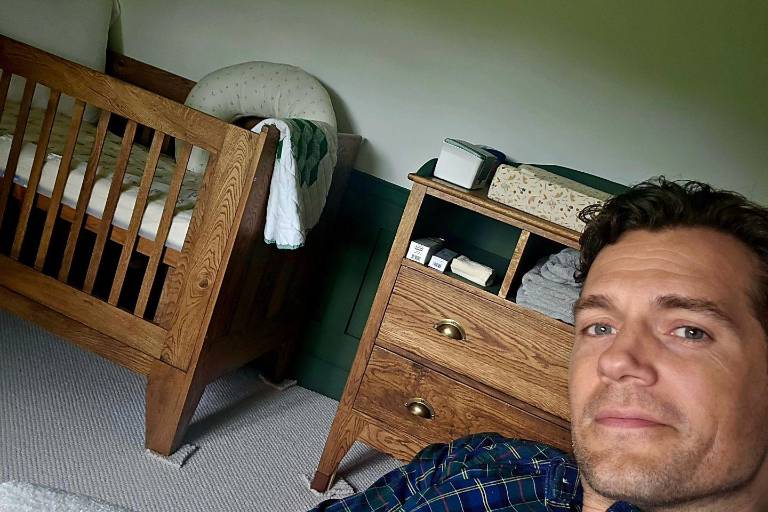 Busca Henry Cavill consejos sobre paternidad