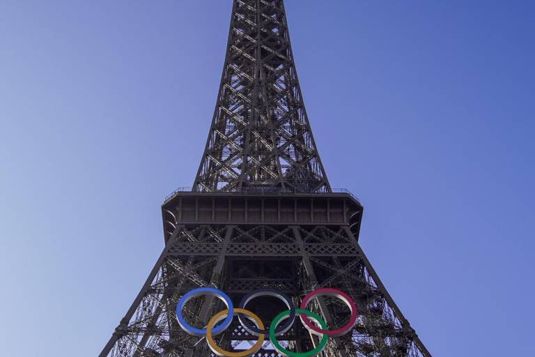 La Torre Eiffel luce los aros olímpicos