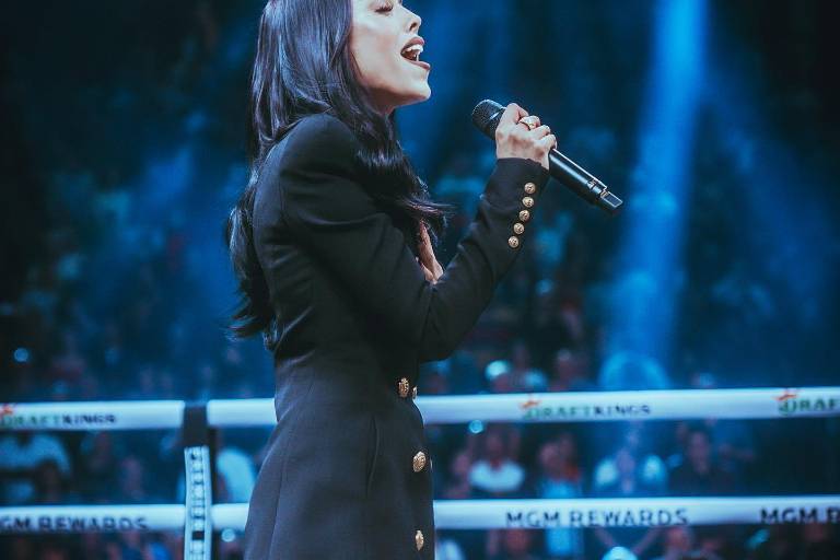 ‘México te amo’, grita Danna Paola al cantar el Himno Nacional